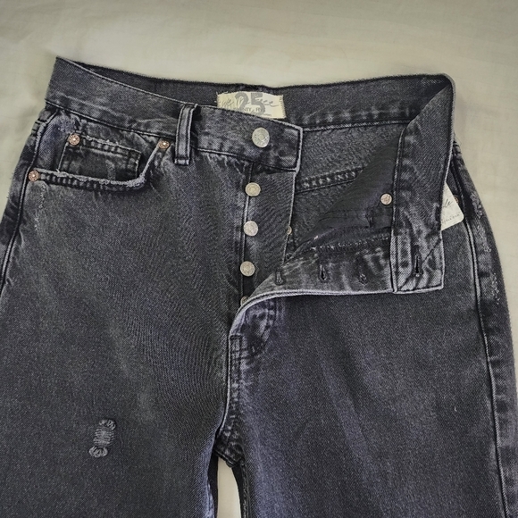 We The Free High-Rise Distressed Button-fly Jeans in Black size 25 NWT - Picture 3 of 3